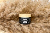 Naturstübli Vom Pech zum Glück Pechsalbe Pechbalsam Zugsalbe Fichtenharz ätherische Öle Muskelschmerzen Gelenkschmerzen Splitter Rheuma Gicht Gelenksentzündungen Entzündungen wohltuend Atemwegsbeschwerden Muskelverspannung Prellungen Verstauchungen Naturapotheke alleskönner Naturprodukt handarbeit schweizer Produkt